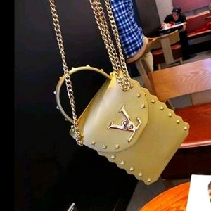 Gold Chain Crossbody Jelly